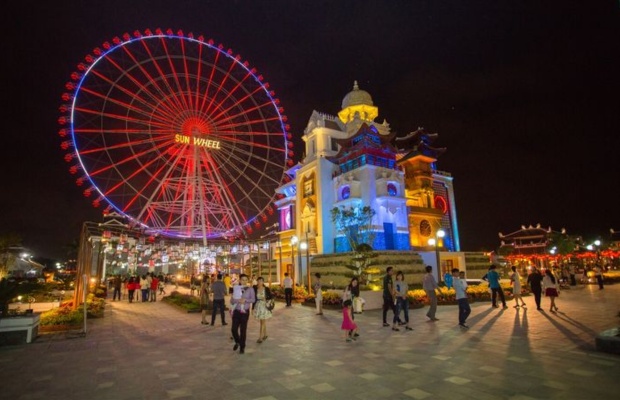 V&ograve;ng quay mặt trời rực rỡ &aacute;nh đ&egrave;n