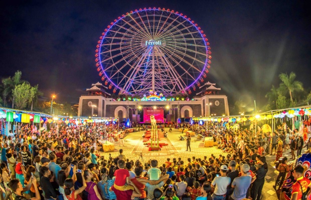 Kh&ocirc;ng gian biểu diễn nghệ thuật s&ocirc;i động về đ&ecirc;m