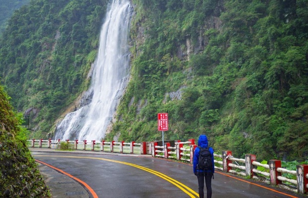 Th&aacute;c Wulai h&ugrave;ng vĩ giữa n&uacute;i rừng xanh m&aacute;t