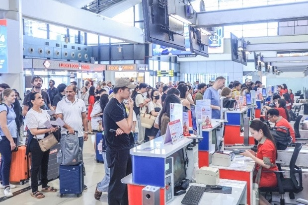 H&agrave;nh kh&aacute;ch l&agrave;m thủ tục tại s&acirc;n bay