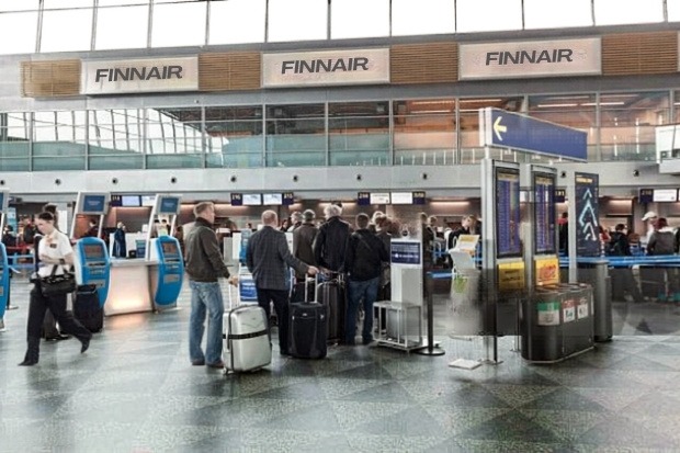 gửi h&agrave;nh l&yacute; đ&uacute;ng k&iacute;ch thước ti&ecirc;u chuẩn tại quầy l&agrave;m thủ tục h&atilde;ng Finnair.