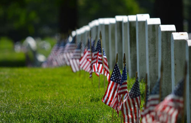 Memorial Day v&agrave; nghi thức đặt cờ độc đ&aacute;o tại Arlington