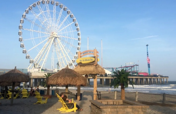 V&ograve;ng quay biểu tượng tại đường đi bộ ven biển Atlantic City

