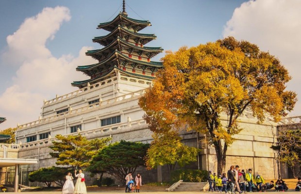 Lối đi bộ kết nối cung điện Gyeongbokgung v&agrave; bảo t&agrave;ng d&acirc;n gian quốc gia H&agrave;n Quốc.