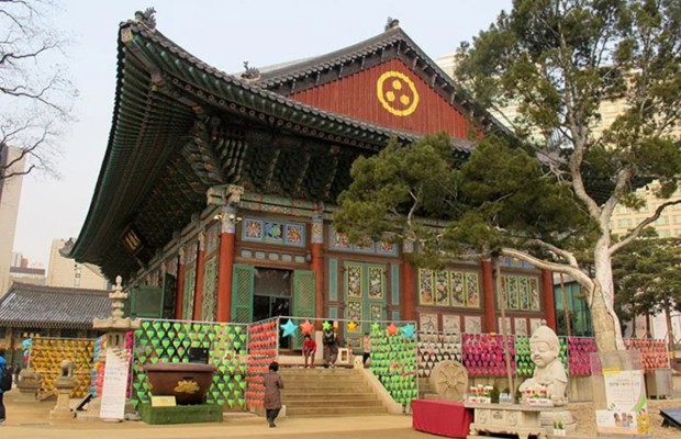 Ch&ugrave;a Jogyesa linh thi&ecirc;ng nằm gần bảo t&agrave;ng d&acirc;n gian quốc gia H&agrave;n Quốc