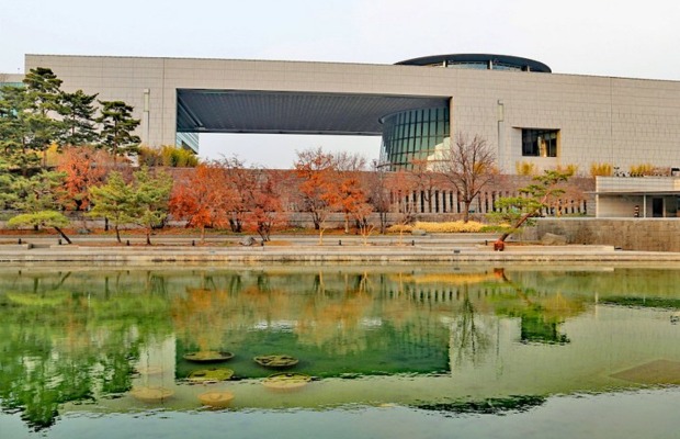 Kiến tr&uacute;c bề thế của Bảo t&agrave;ng Quốc gia H&agrave;n Quốc tại Seoul.
