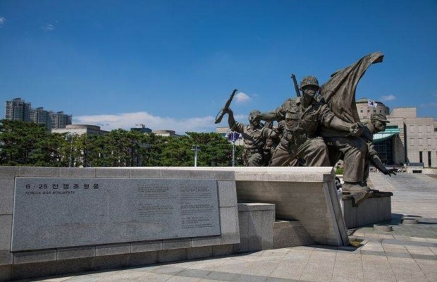 Khu trưng b&agrave;y ngo&agrave;i trời tại Đ&agrave;i tưởng niệm Chiến tranh H&agrave;n Quốc