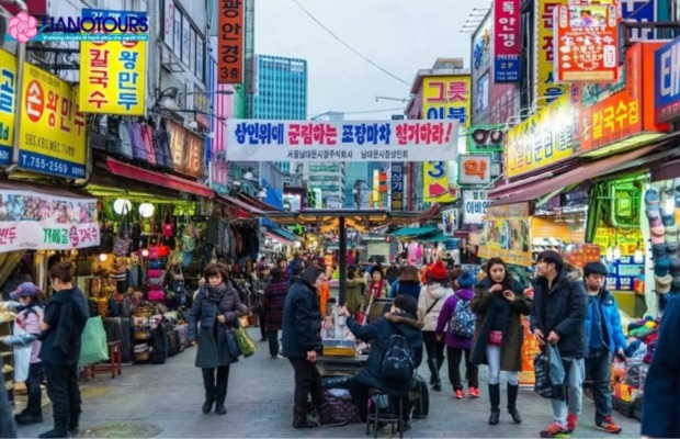 Chợ truyền thống Namdaemun sầm uất tại Seoul.