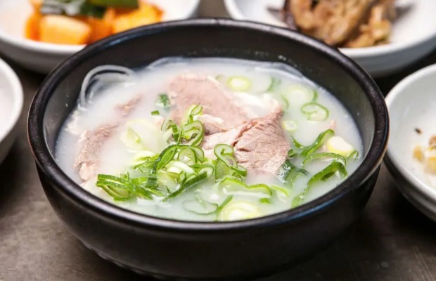 Cơm canh sườn lợn đặc sản tại Busan H&agrave;n Quốc