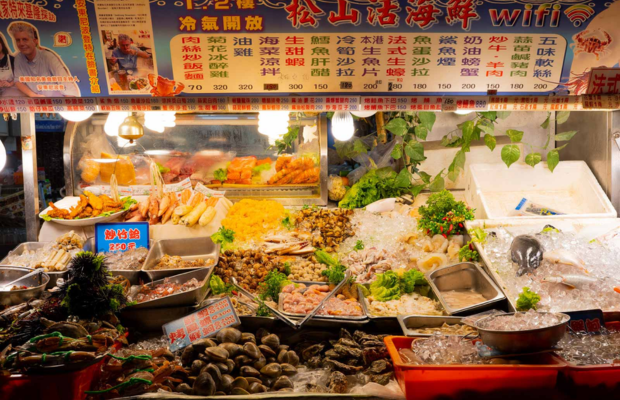 Hải sản tươi sống l&agrave; trải nghiệm kh&ocirc;ng n&ecirc;n bỏ lỡ
