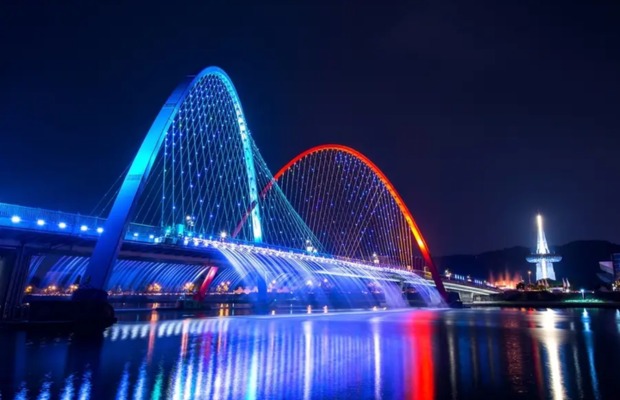 Cận cảnh thiết kế hai tầng độc đ&aacute;o của cầu Banpo Seoul.