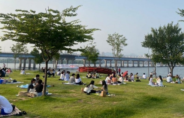 Kh&aacute;ch du lịch d&atilde; ngoại v&agrave; thưởng thức m&igrave; t&ocirc;m b&ecirc;n bờ s&ocirc;ng H&agrave;n