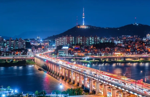 Nhiếp ảnh gia chụp ảnh phơi s&aacute;ng tại cầu Banpo Seoul