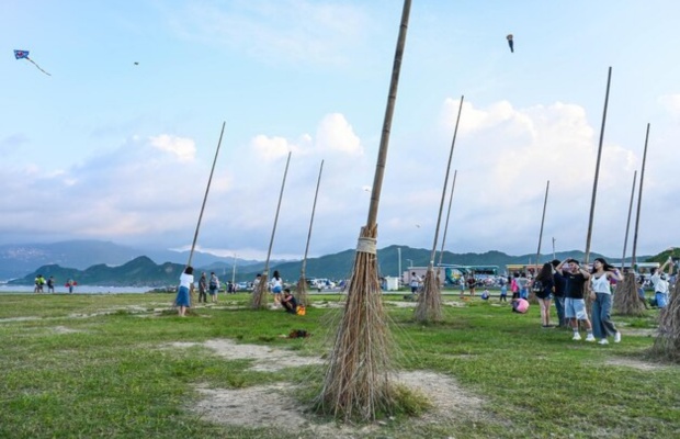 T&aacute;c phẩm &ldquo;Flying Broom Formation&rdquo; nổi bật tại Chaojing Park