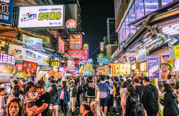 Khung cảnh s&ocirc;i động về đ&ecirc;m ở chợ Ph&ugrave;ng Gi&aacute;p