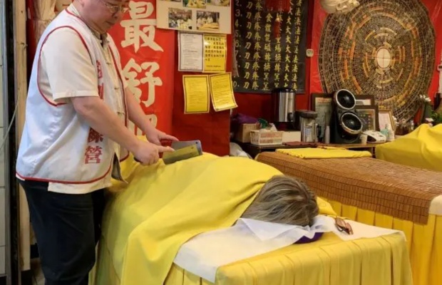 Trải nghiệm massage dao độc đ&aacute;o ở Ximending. 