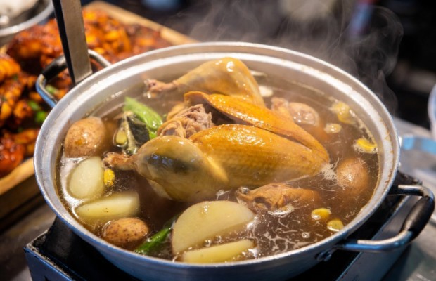 G&agrave; hầm nguy&ecirc;n con (Dakhanmari)