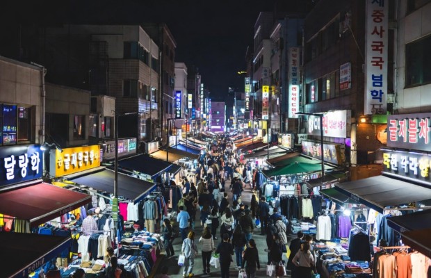 giờ v&agrave;ng để săn đồ rẻ tại chợ đ&ecirc;m Dongdaemun l&agrave; sau 11 giờ đ&ecirc;m
