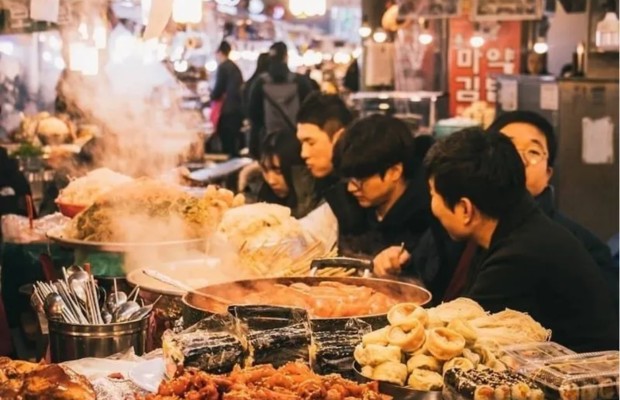 List những m&oacute;n ăn đường phố tại chợ đ&ecirc;m Myeongdong