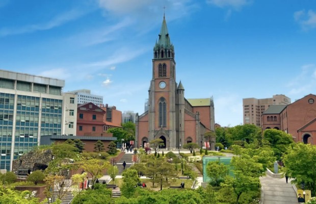 Gh&eacute; thăm Nh&agrave; thờ Myeongdong cổ k&iacute;nh giữa l&ograve;ng phố thị