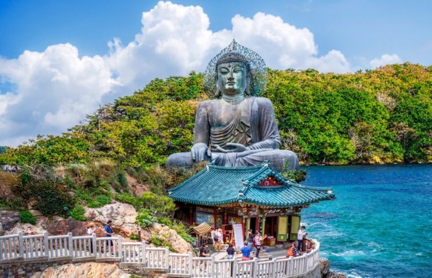 Cổng v&agrave;o ch&ugrave;a Naksansa trong buổi s&aacute;ng sớm thanh tịnh.