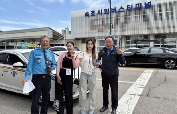 Xe bu&yacute;t di chuyển đến ch&ugrave;a Naksansa từ trung t&acirc;m Sokcho