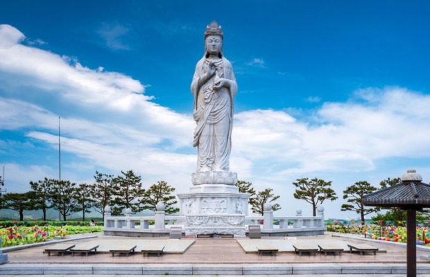 Cận cảnh tượng Phật Quan Thế &Acirc;m Hải Thủy tại đền Naksansa