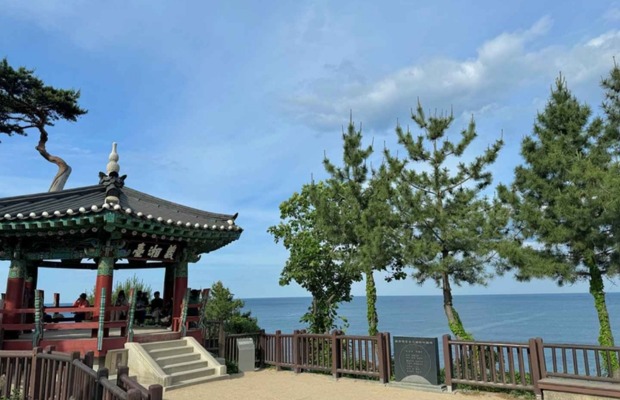 Đ&igrave;nh Uisangdae - Điểm ngắm b&igrave;nh minh đẹp nhất tại ch&ugrave;a Naksansa
