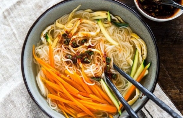 Ẩm thực chay v&agrave; m&oacute;n m&igrave; Guksu đặc trưng tại ch&ugrave;a Naksansa.