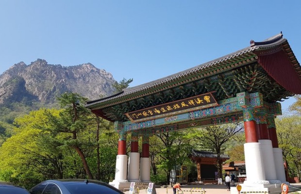 Cổng Hongyemun cổ k&iacute;nh tại ch&ugrave;a Naksansa H&agrave;n Quốc
