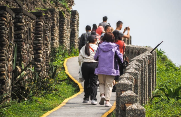 Con đường ven biển nổi bật tại Heping Island Park.