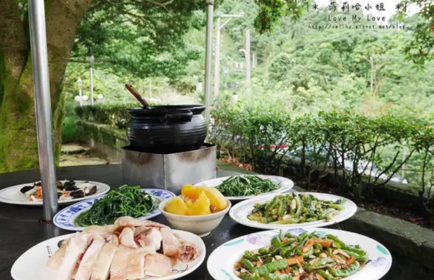 Những m&oacute;n ăn địa phương hấp dẫn gần khu vực Dương Minh Sơn. 