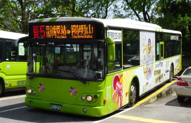Xe bu&yacute;t Red 5 l&agrave; lựa chọn phổ biến để đến Yangmingshan từ Đ&agrave;i Bắc. 