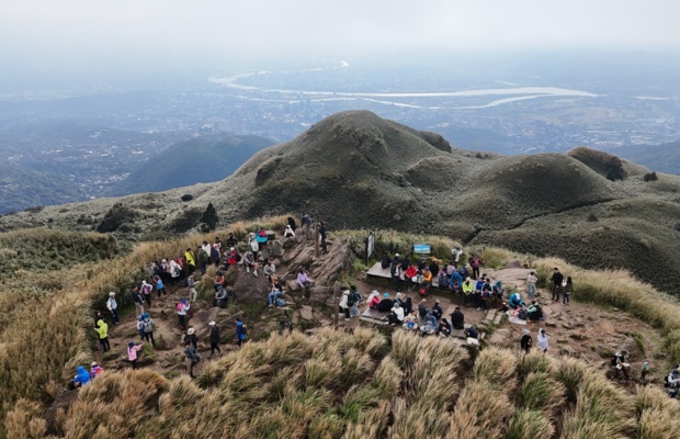 Khung cảnh nh&igrave;n từ đỉnh Qixing &ndash; ngọn n&uacute;i cao nhất Yangmingshan.