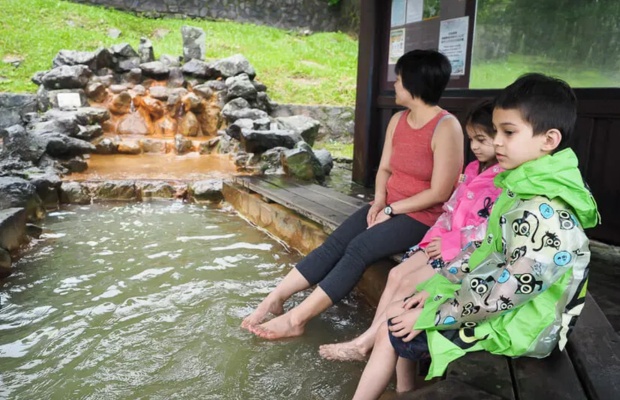Suối nước n&oacute;ng Lengshuikeng giữa kh&ocirc;ng gian n&uacute;i rừng thư gi&atilde;n. 