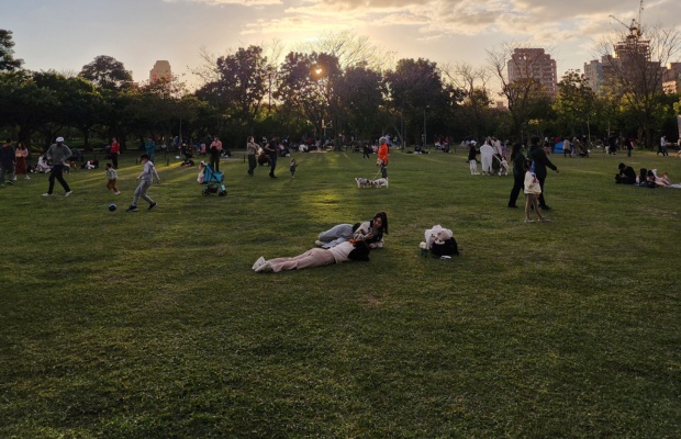 Kh&ocirc;ng gian picnic thư gi&atilde;n cuối tuần tại c&ocirc;ng vi&ecirc;n.