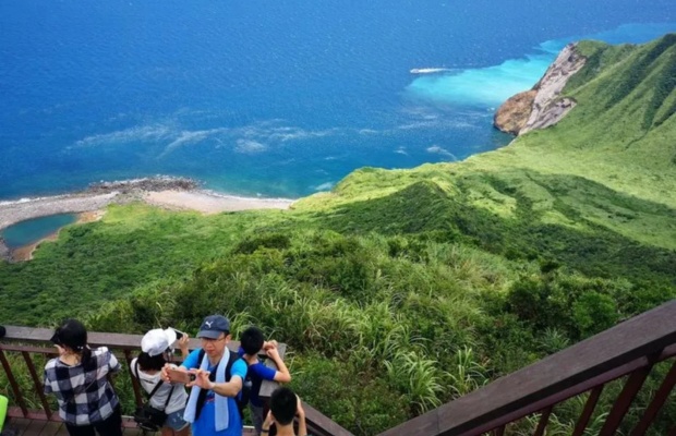 Đường trekking l&ecirc;n đỉnh 401 tr&ecirc;n đảo Guishan.