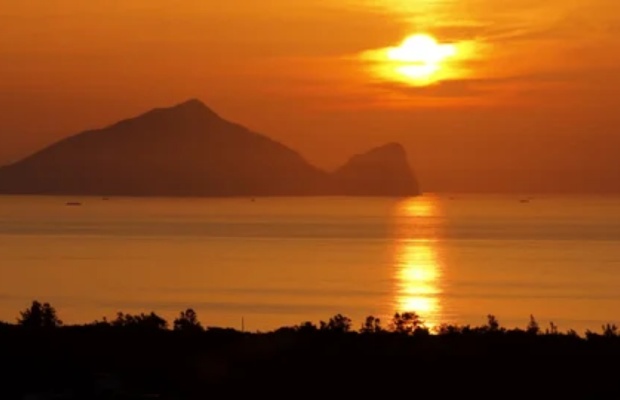 B&igrave;nh minh nh&igrave;n ra đảo Guishan từ bờ biển Yilan.
