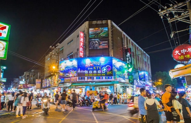 Kh&ocirc;ng kh&iacute; nhộn nhịp tại chợ đ&ecirc;m Đ&agrave;o Vi&ecirc;n