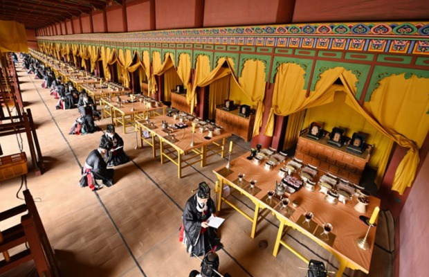 Kh&ocirc;ng gian thờ tự b&ecirc;n trong đền Jongmyo