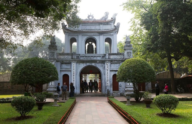Văn Miếu &ndash; Quốc Tử Gi&aacute;m l&agrave; c&ocirc;ng tr&igrave;nh thờ Khổng Tử nổi tiếng nhất Việt Nam. 