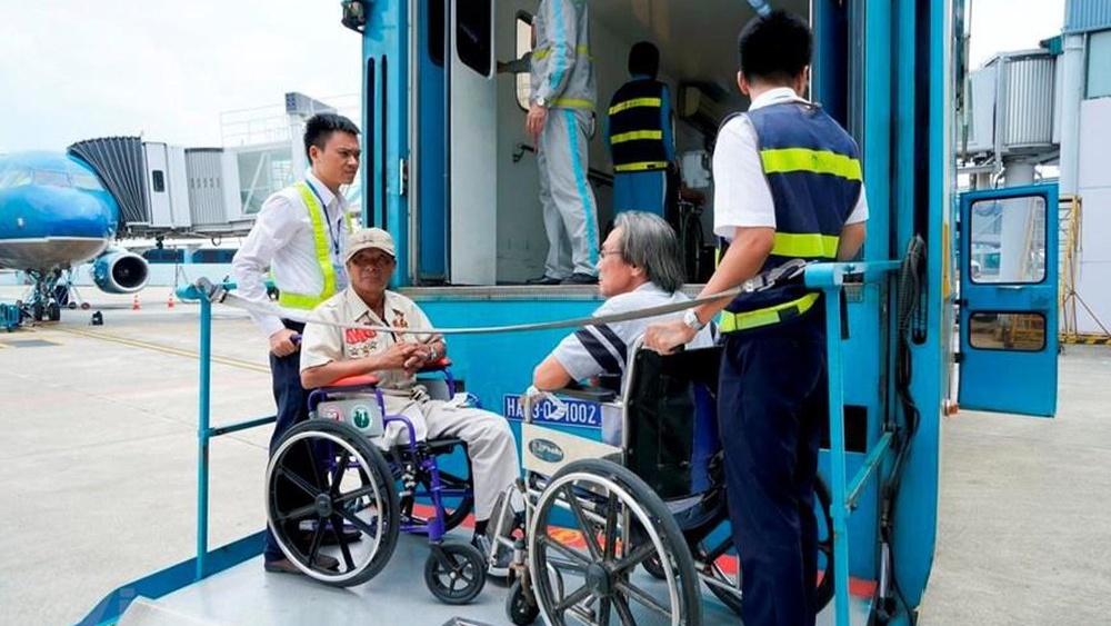Dịch vụ hỗ trợ người gi&agrave; đi m&aacute;y bay xe lăn s&acirc;n bay