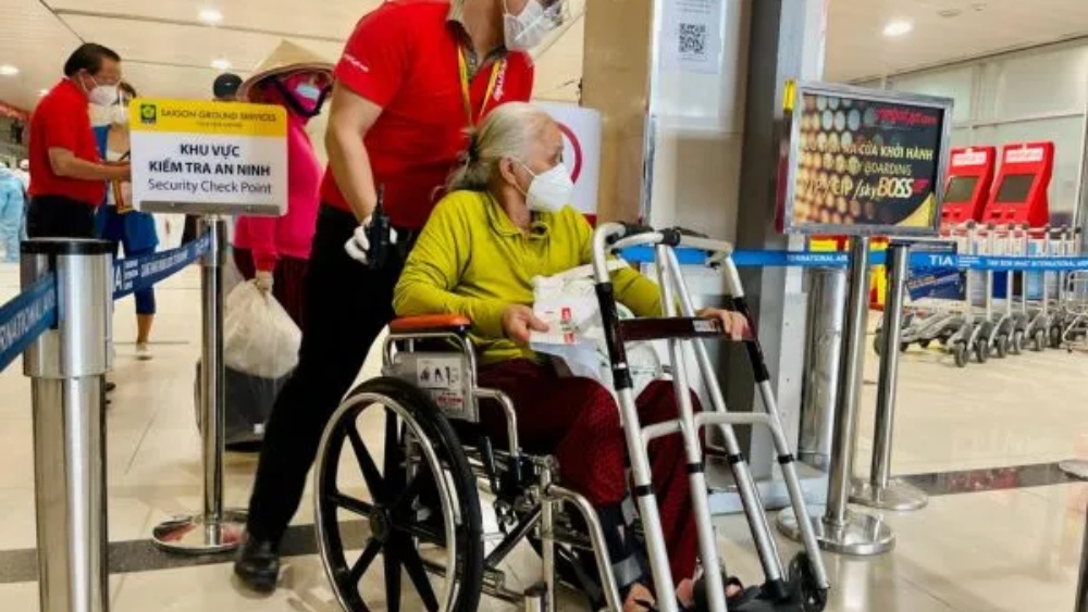 Đăng k&yacute; dịch vụ hỗ trợ người gi&agrave; đi m&aacute;y bay vietjet tại quầy phục vụ đặc biệt.