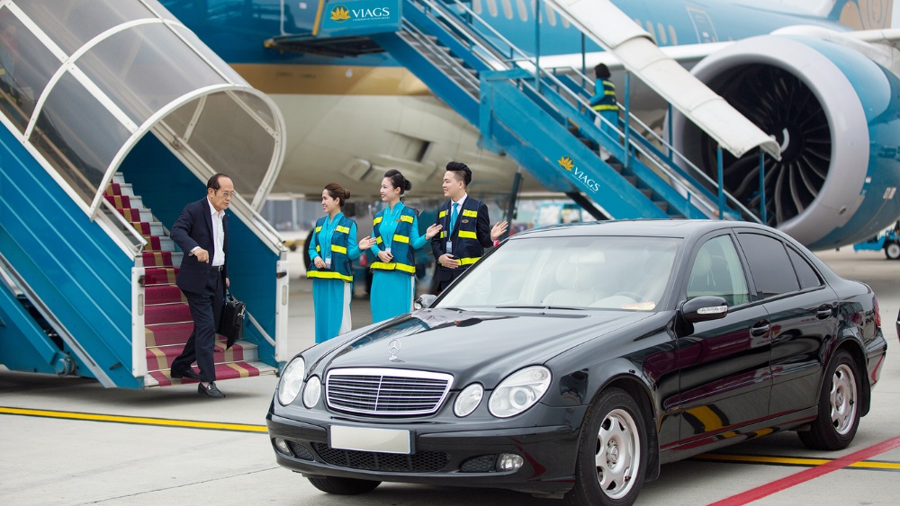 Dịch vụ dẫn người đi m&aacute;y bay của Vietnam Airlines
