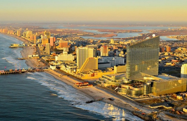 Quang cảnh Boardwalk sầm uất khi du lịch New Jersey tại Atlantic City.