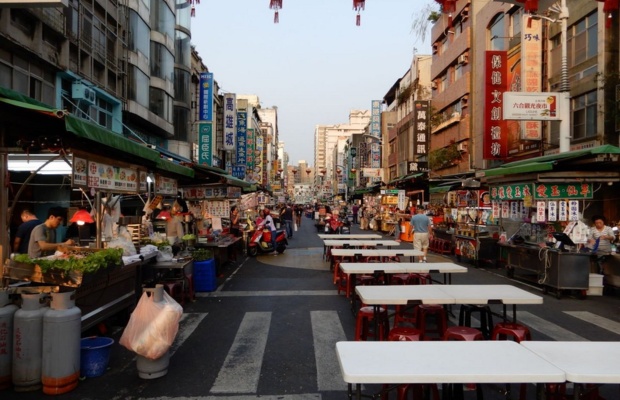 Chợ đ&ecirc;m Lục Hợp chỉ c&aacute;ch ga Formosa Boulevard v&agrave;i ph&uacute;t đi bộ