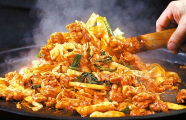 Đặc sản g&agrave; x&agrave;o Dakgalbi tại Chuncheon, Gangwon Do H&agrave;n Quốc
