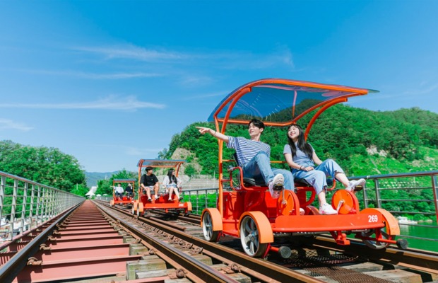Hoạt động đạp xe tr&ecirc;n đường ray tại Gangchon Rail Park, Gangwon H&agrave;n Quốc