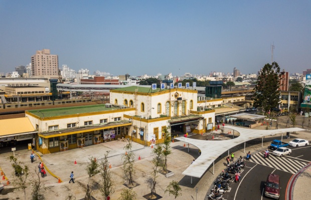 Ga Chiayi TRA v&agrave; ga HSR phục vụ c&aacute;c tuyến di chuyển kh&aacute;c nhau