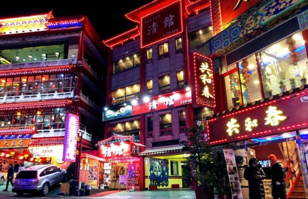 Khu ẩm thực đ&ecirc;m sầm uất v&agrave; c&aacute;c nh&agrave; h&agrave;ng l&acirc;u đời